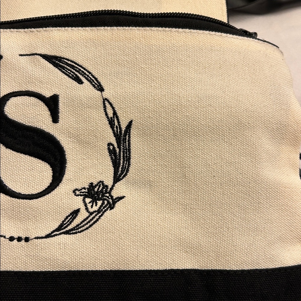 Stylish Monogrammed Tote Bag and Pouch Set
Small stain in front of the bags - Picture 8 of 9